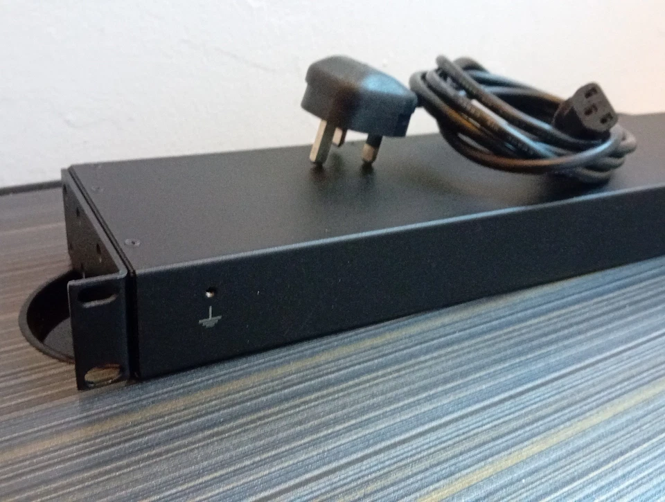 APC AP7820 Switched 1U Rack PDU - 8 oulets AUDIO/IT fully tested and working VGC - Image 3 of 4