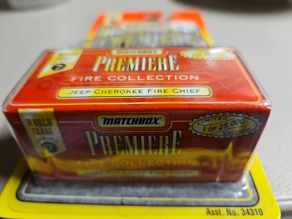 Matchbox Premiere Collection, Jeep Cherokee Fire Chief escala 1/64 Foto 2 de 4