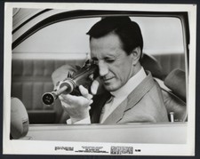The Outside Man ’73 ROY SCHEIDER AIMING A GUN FROM HIS CAR
