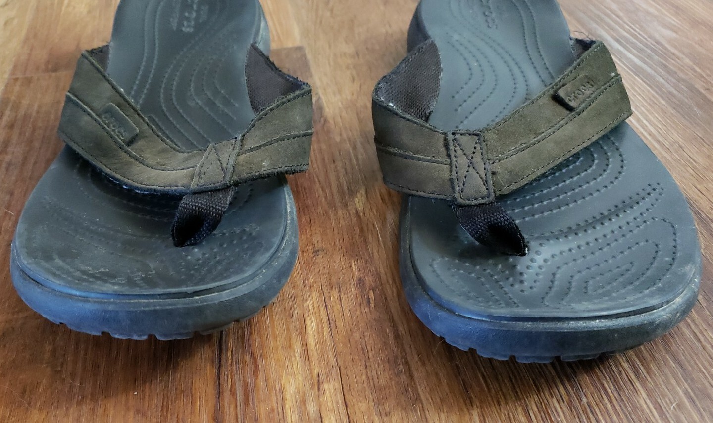 CROCS DUAL COMFORT MENS BROWN FLIP FLOPS THONG SANDAL… Gem