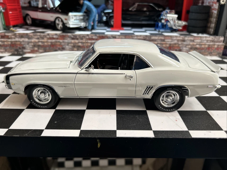 ACME YCID  1:18-1969 COPO CAMARO RS IN WHITE HT-A1805725WY - Image 2 of 4