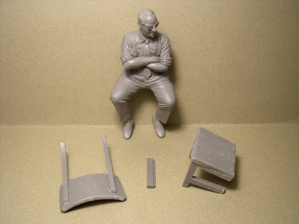 1/18 FIGURE  ENZO  FERRARI  SITTING  VROOM  UNPAINTED  FOR  CMC HOT  KK SCALE - Image 2 of 2
