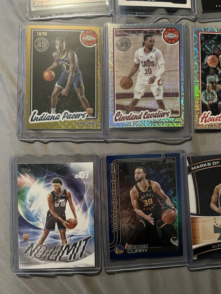 Lote de tarjetas insignia de la NBA Topps 2025 - insertos de novatos, numerados/150 curry Foto 2 de 4