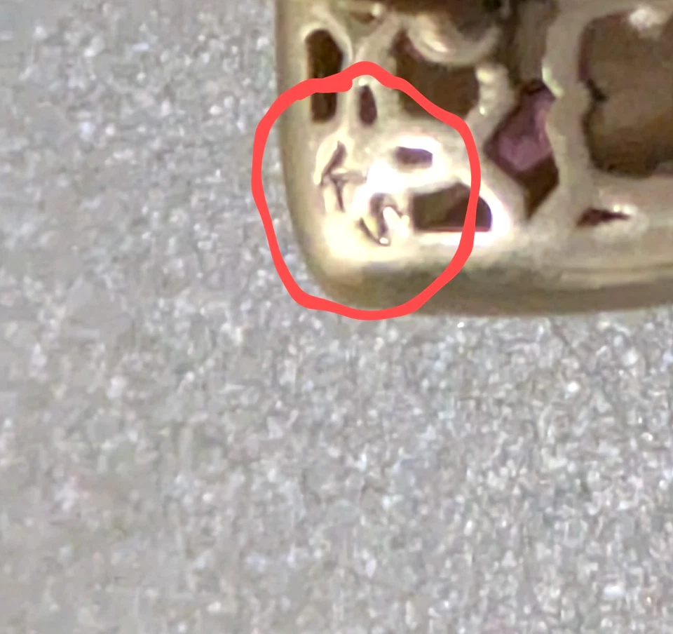 Позолоченные серьги-гвоздики с сердцем Kendra Scott с красным кристаллом и гравировкой - Изображение 3 из 3