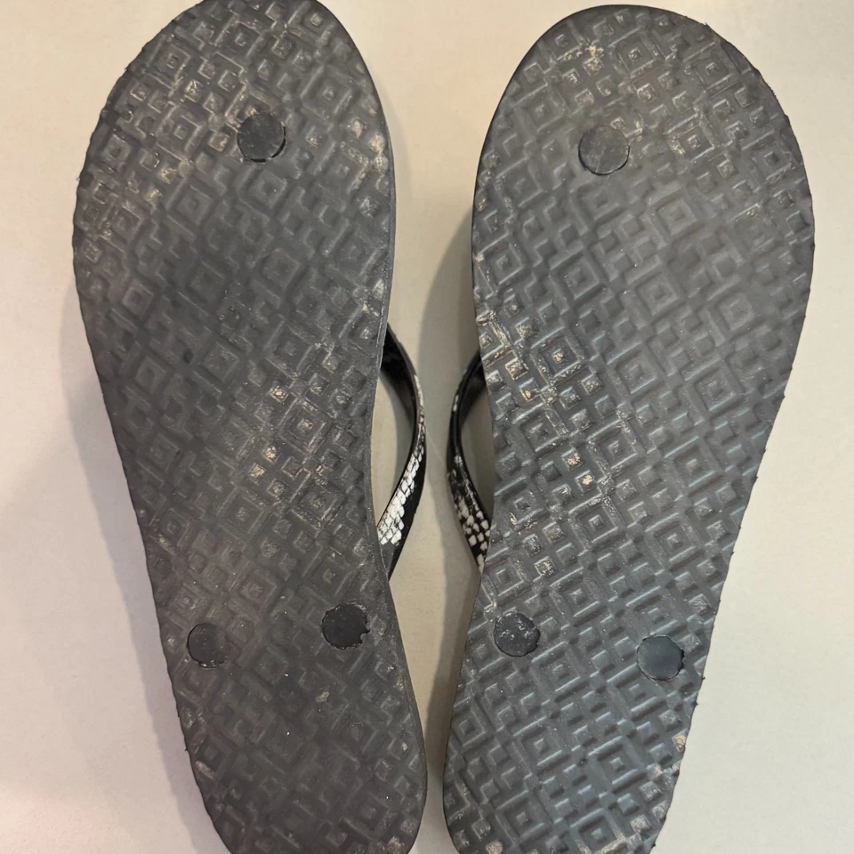 Chanclas Tory Burch para mujer talla 8 logotipo dorado estampado pitón usadas buen estado Foto 2 de 3