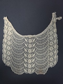 Antq/Vtg Lace Collar Rose Leaf Peacock Feather Design Scalloped Edges