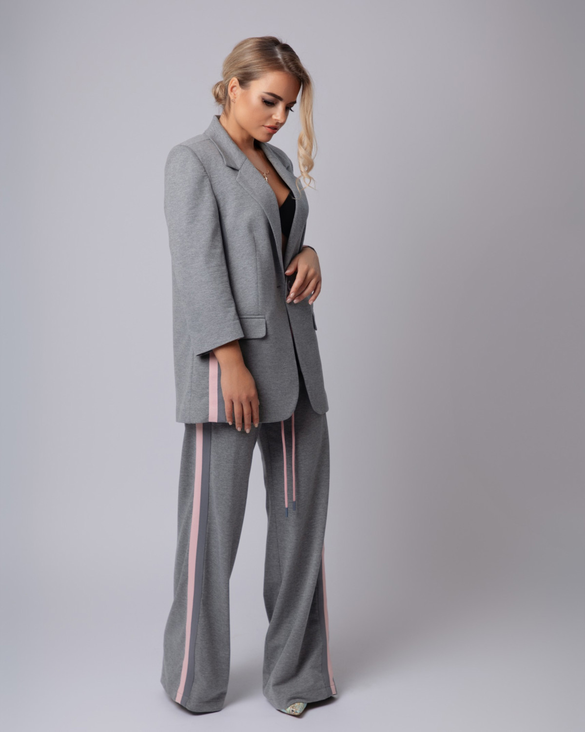 Traje gris para mujer con rayas laterales rosas | Mezcla de algodón | Limitado 2025