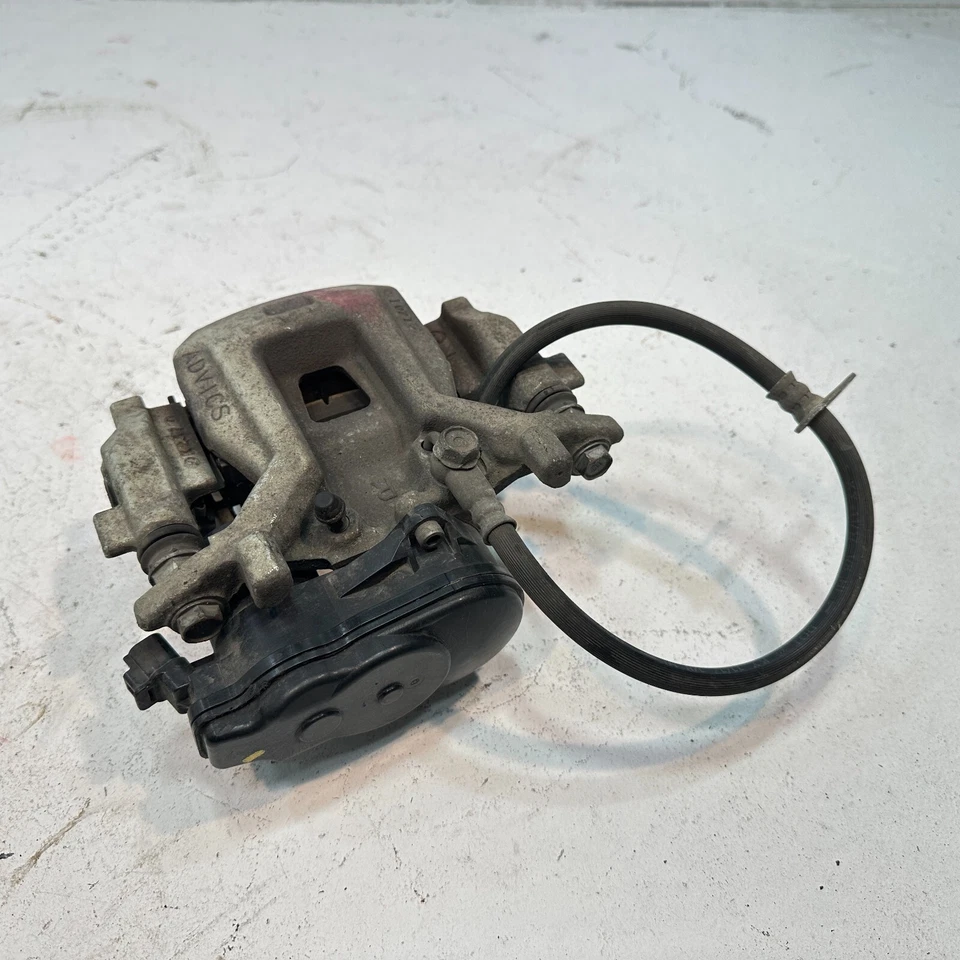 Conjunto de pinza de freno de disco lado pasajero trasero derecho Toyota Camry 2018-2024 OEM Foto 3 de 4