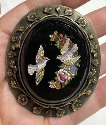 Broche Barre Victorienne En Micro Mosaïque Millefiori - Oiseau Et Fleurs Sur Onyx Noir - Italie