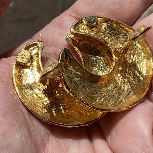 GOLD COLOR METAL CLIP EARRINGS SCULPTURE CUBISM 3/4 HOOPS MARKED L R LEFT RIGHT - Picture 12 of 17