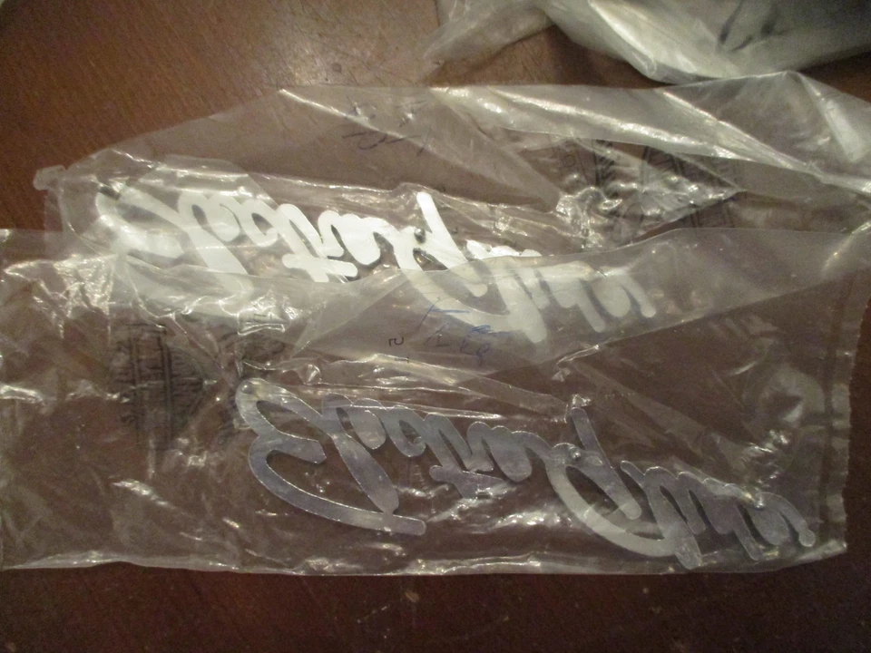 PAR DE EMBLEMAS NOS OEM HARLEY DAVIDSON ELECTRA GLIDE 59196-65 - Imagem 2 de 3