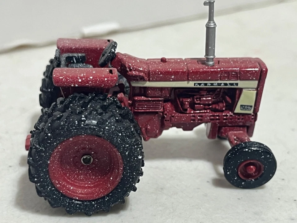 Farmall 706 Diesel Tractor Snowy Edition w Rear Duals 1/64 Scale by Ertl - Image 3 of 4