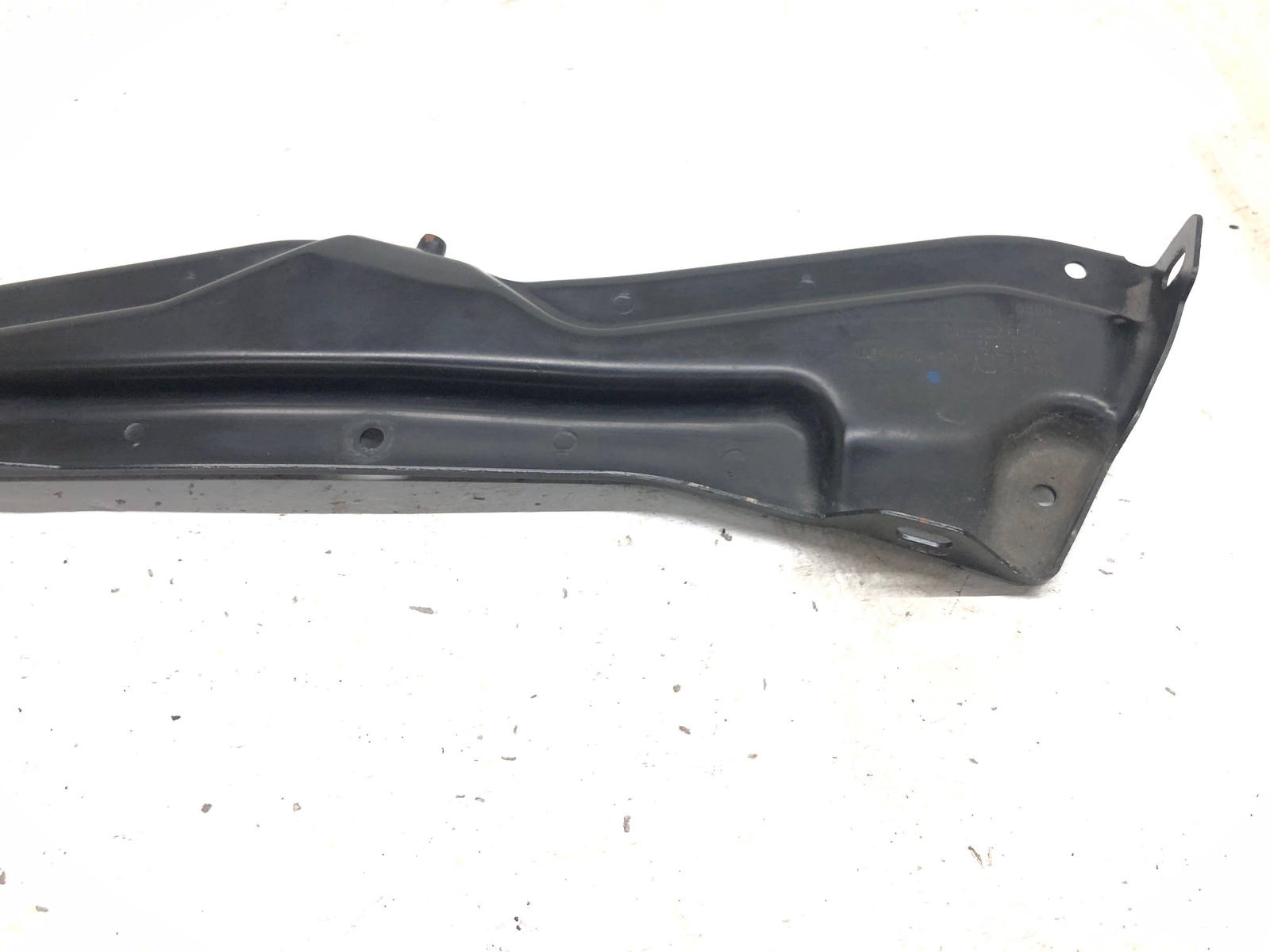 2016-2020 BENTLEY BENTAYGA LEFT INTERCOOLER CHARGE AIR COOLER BRACKET 36A805511A