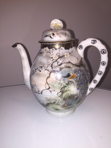 STUNNING VINTAGE JAPANESE PORCELAIN HANDPAINTED TEAPOT