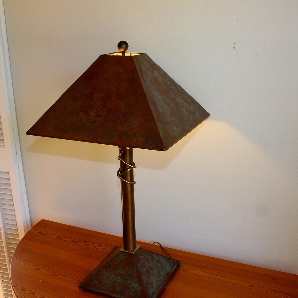 Maitland-Smith Neoclassical 30英寸台灯带铜灯罩 — 第 3/4 张图片