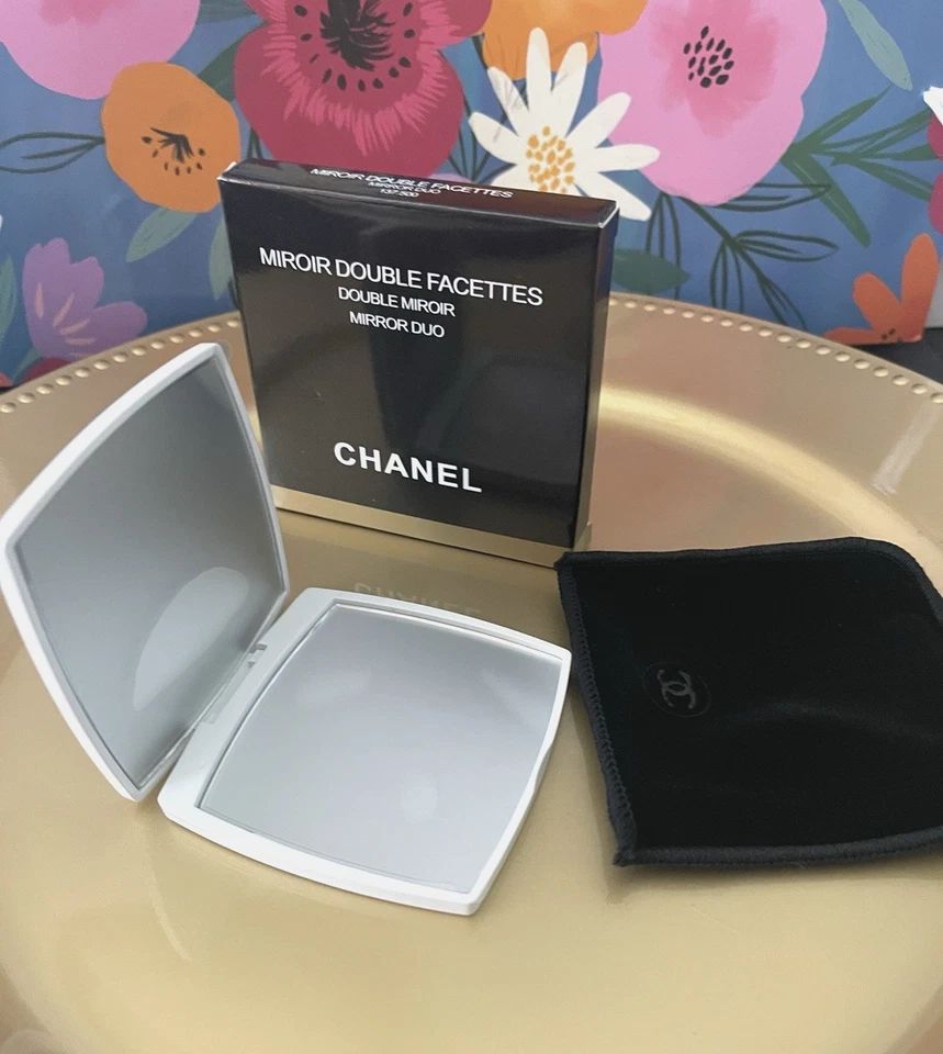 Espejo de Maquillaje CHANEL Duo Compacto Doble Faceta BLANCO con Bolsa de Terciopelo NUEVO en CAJA Foto 2 de 3