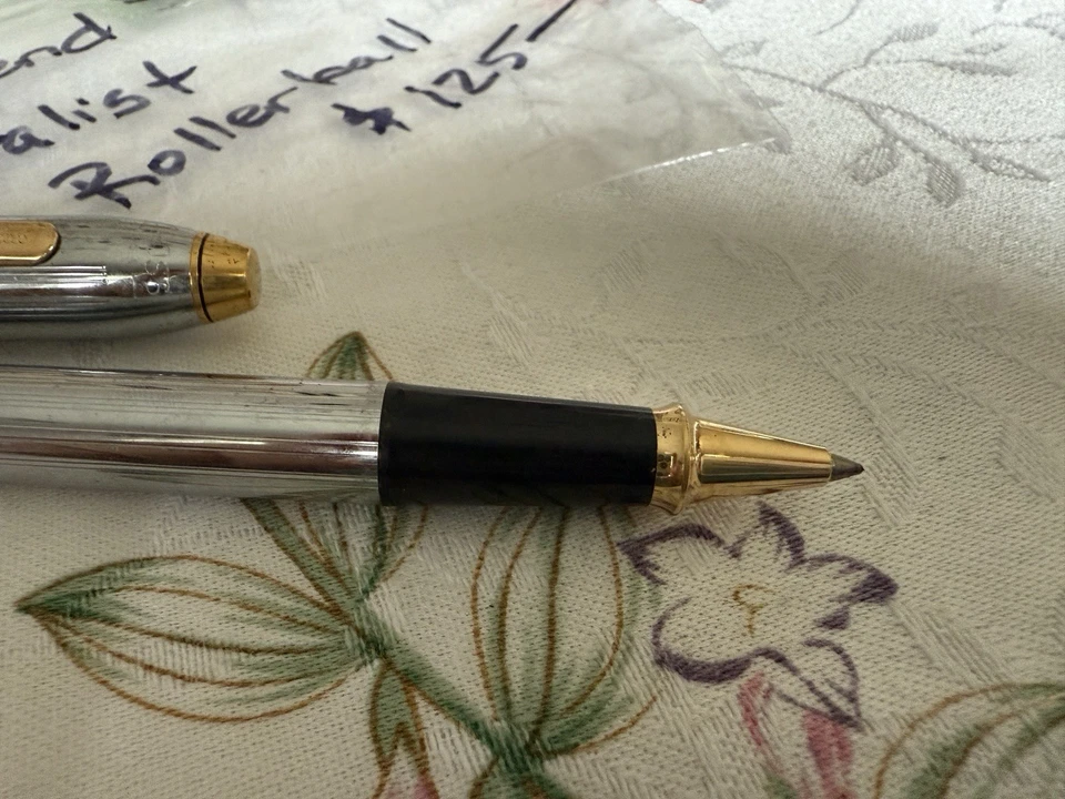 BOLÍGRAFO MEDALLISTA CROSS TOWNSEND EN CROMO BRILLANTE CON ADORNO DORADO Foto 2 de 3