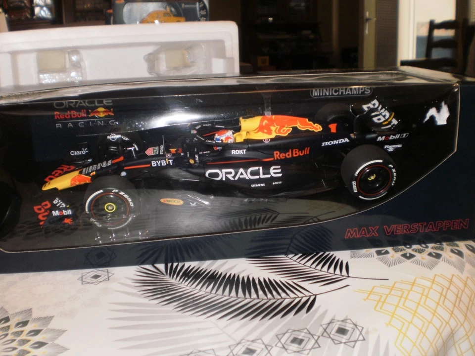MINICHAMPS 1/18 ème ORACLE Red Bull Racing RB20 winner Bahrain 2024 Verstappen - Photo 1/4