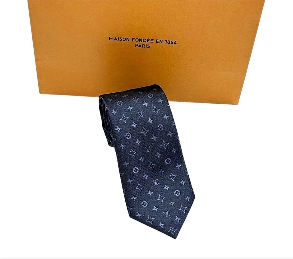 Corbata Louis Vuitton seda 100 %, corbata monograma LV, corbata azul oscuro Lv  Foto 2 de 4
