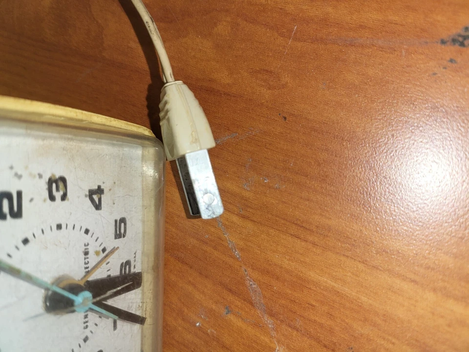 Vintage General Electric Clock 3478 White Rectangle Face 3"H x 3.5W x 3"D ** - Image 3 of 4