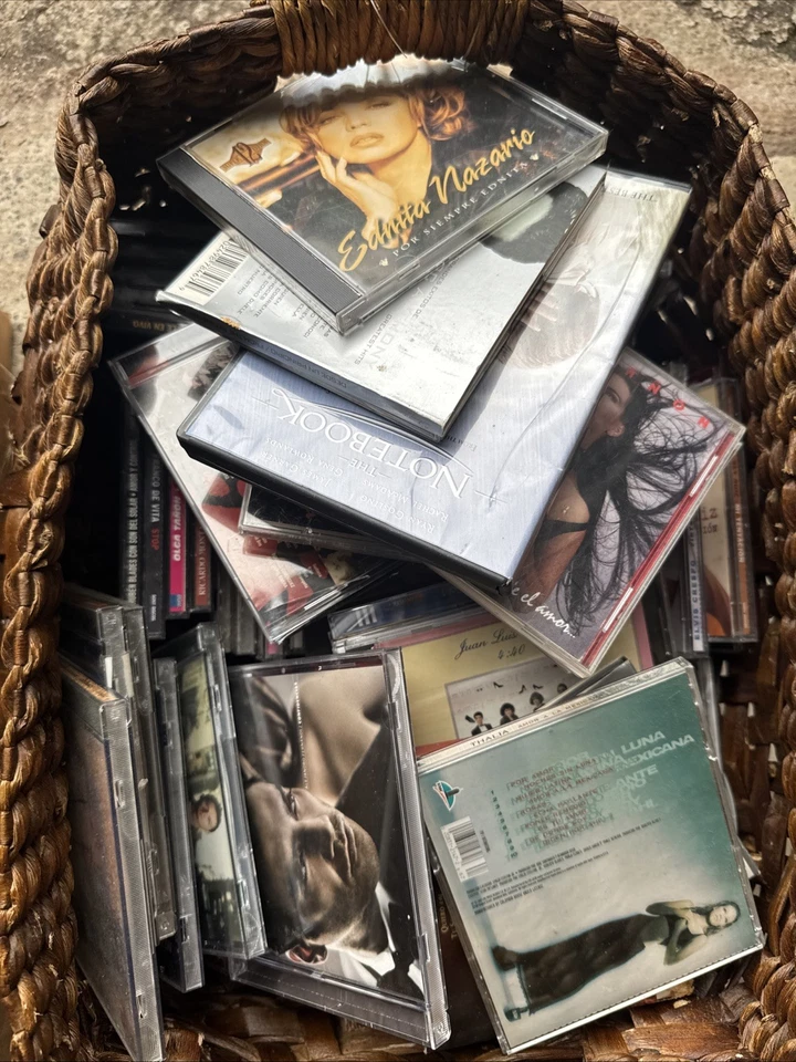 Lo Assorted Compact Discs Mystery Cds Random Mixed Genre Bulk Of VHS Foto 2 de 3