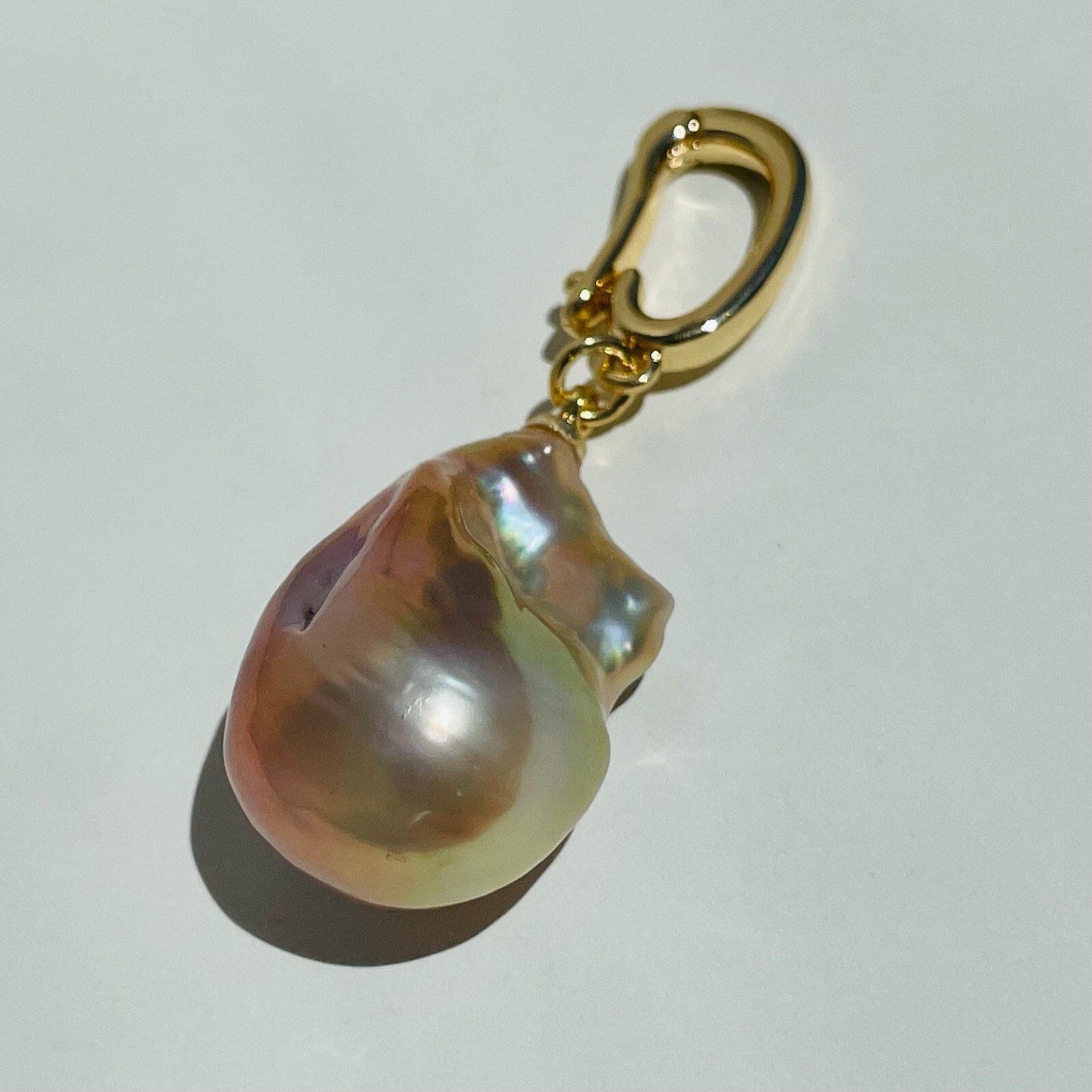 Pendentif or jaune 18ct perle de culture baroque : le cadeau d'anniversaire idéal pour elle
