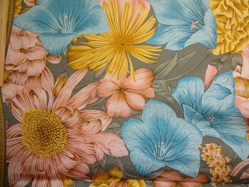 Bufanda floral dorada Elaine para mujer 31" flores cuadradas verde oro rosa azul - Imagen 2 de 5