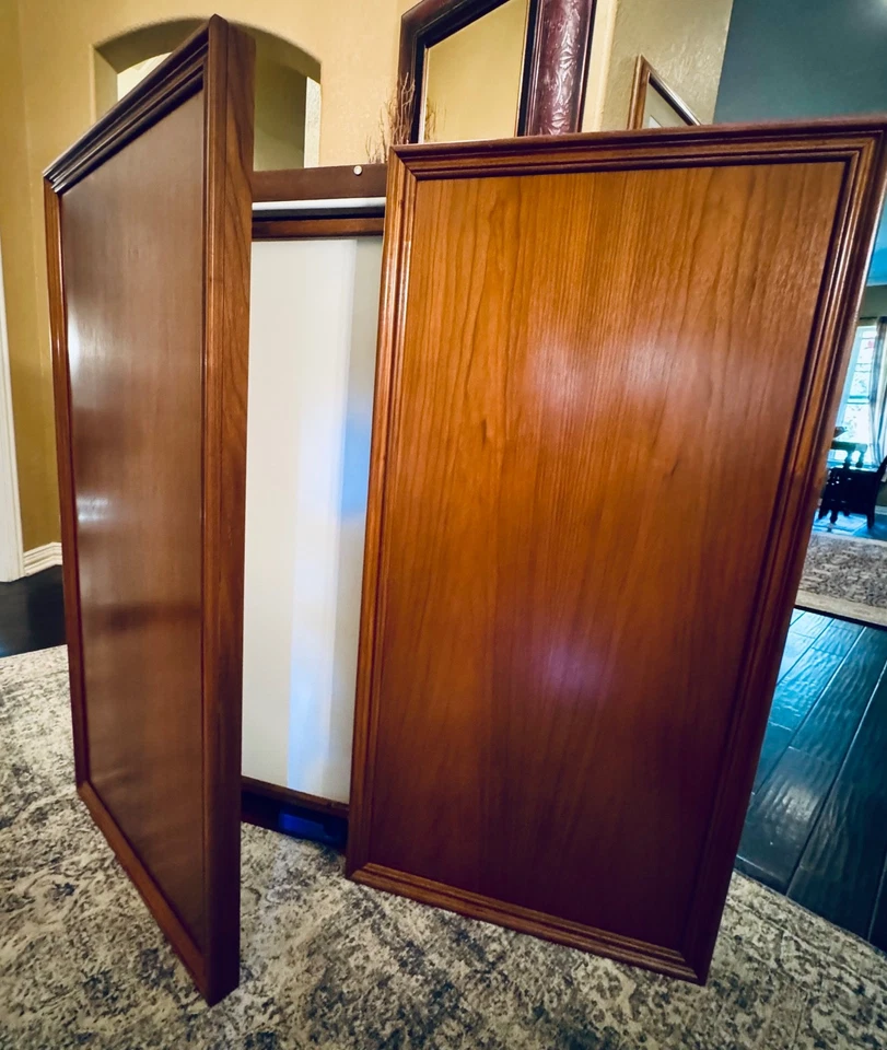 Gabinete de presentación triple pliegue de madera maciza de cerezo de lujo con pizarra blanca y pantalla Foto 2 de 4