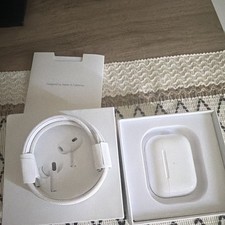 Apple AirPods Bluetooth Wireless In-Ear Earbuds White w/ Charging Case