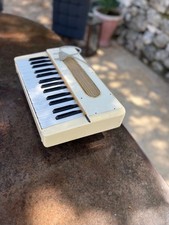 orgue électronique blanc de marque Hohner