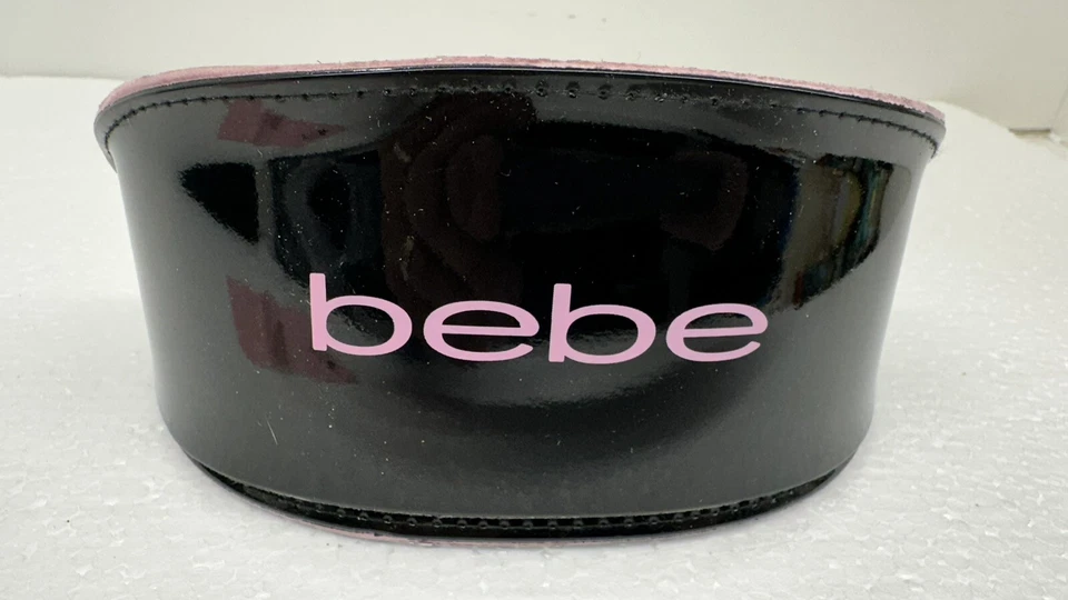 Черный чехол для солнцезащитных очков BeBe с розовым интерьером и полировочной тканью - Изображение 3 из 4