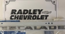 NEW GM OEM 15-16 CAD ESCALADE LIFTGATE TAILGATE-EMBLEM BADGE NAMEPLATE 23440294
