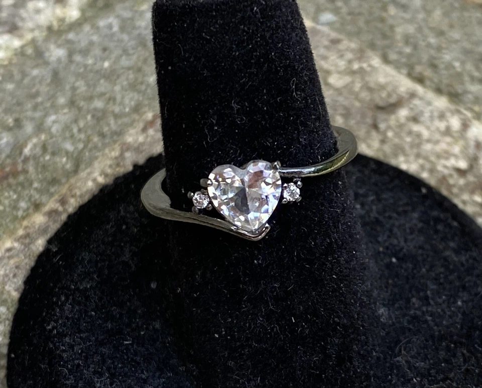 REGALO PERFECTO DÍA DE SAN VALENTÍN Zafiro Blanco circonita Corazón Rodio Banda Anillo Talla 5.5 Foto 2 de 3