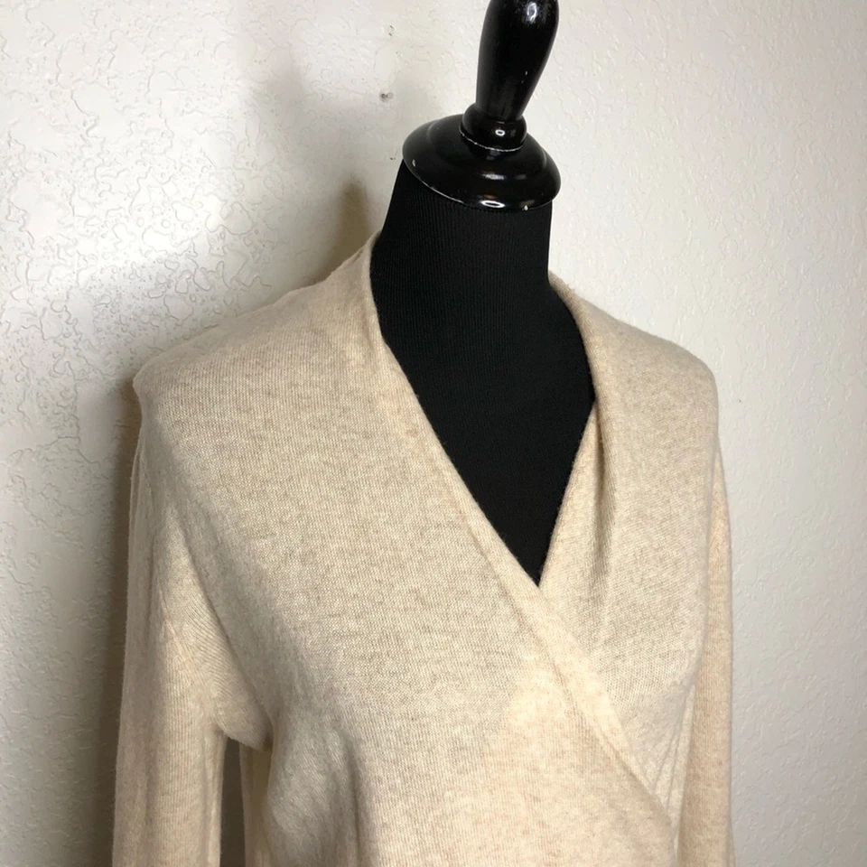 Suéter Soft Surroundings Crema Cachemira Hebilla Frontal Talla Grande Foto 2 de 4