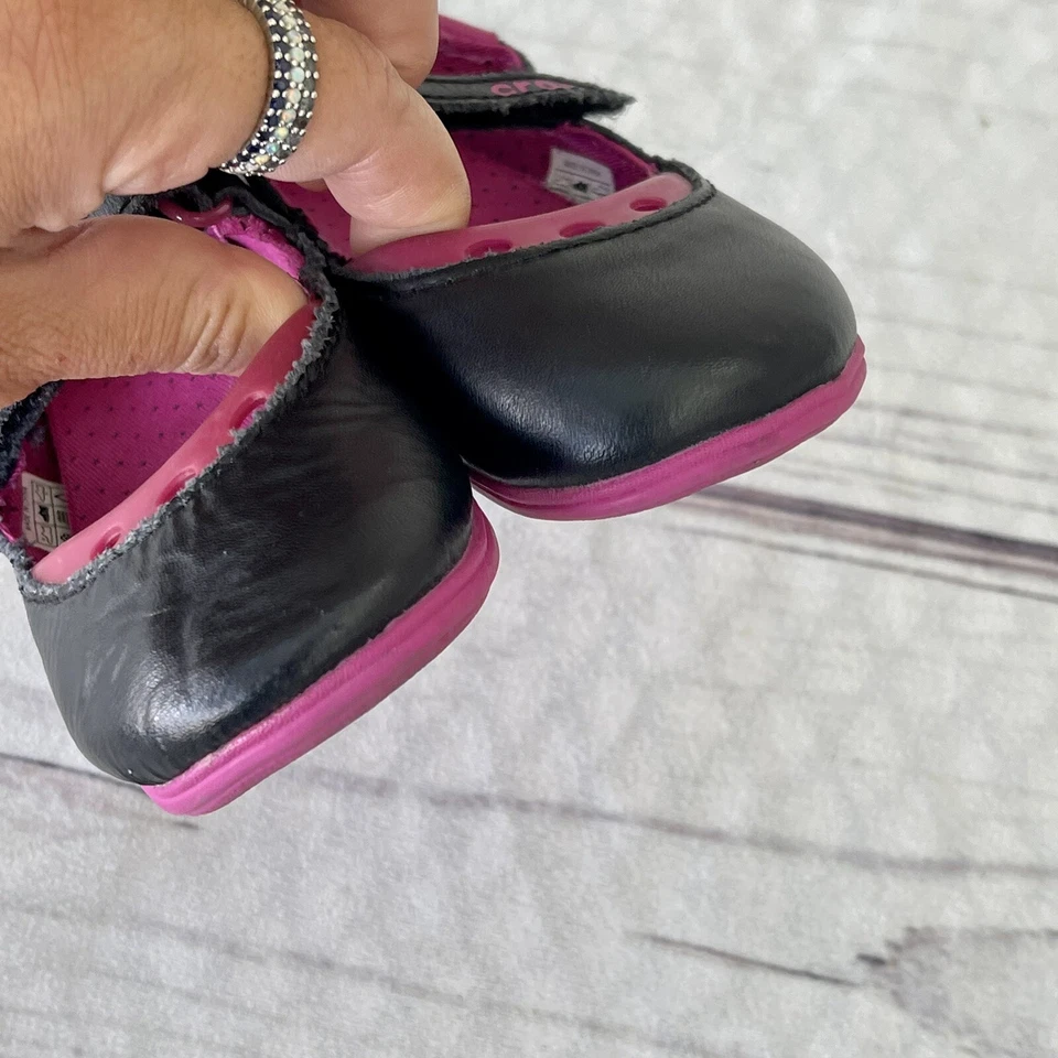 Crocs Mackenzie Mary Jane Sandalia Rosa y Negro Zapatos Niño Pequeño Talla 7 C Foto 2 de 4