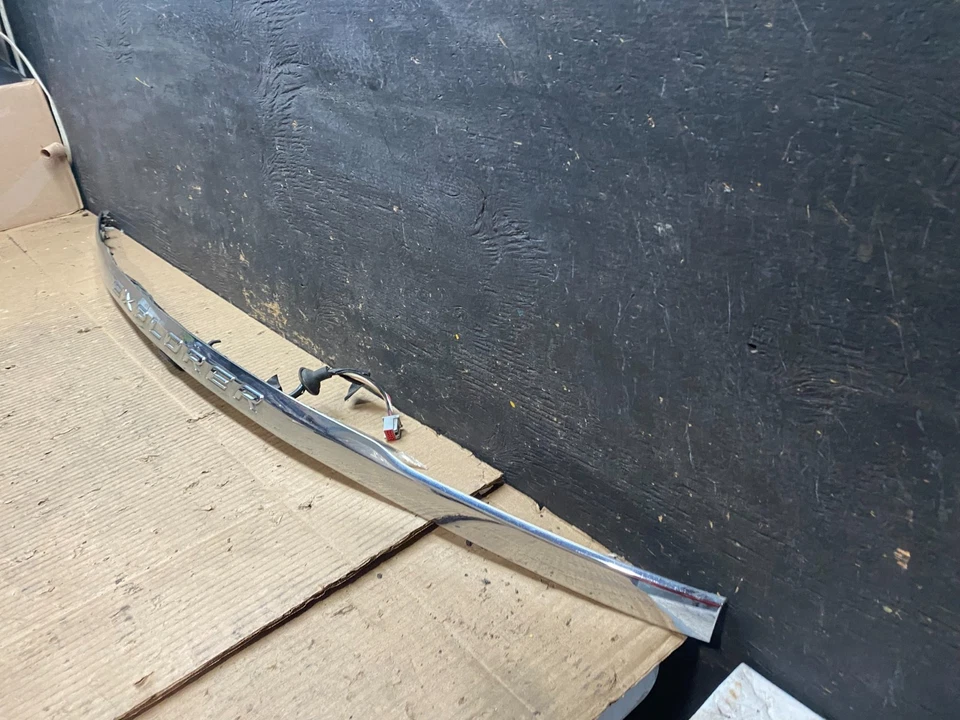 Moldura de puerta trasera Ford Explorer 2011 a 2014 con cámara t6864 DG Foto 2 de 4