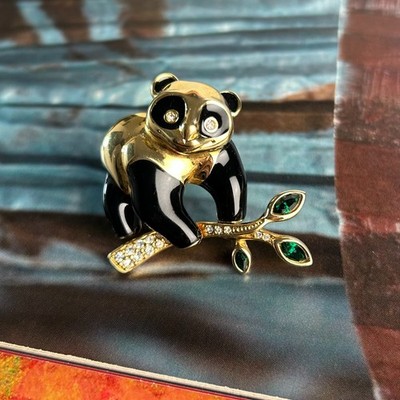 SWAROVSKI Panda Bär Kristall Emaille vergoldet Brosche Anstecknadel signiert Vintage 4 cm