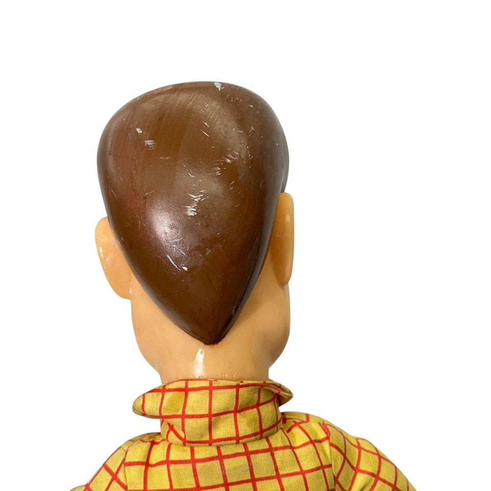 Boneco de ação Disney Pixar Thinkway Toys Sheriff Woody Toy Story vestido 21 polegadas - Imagem 4 de 4