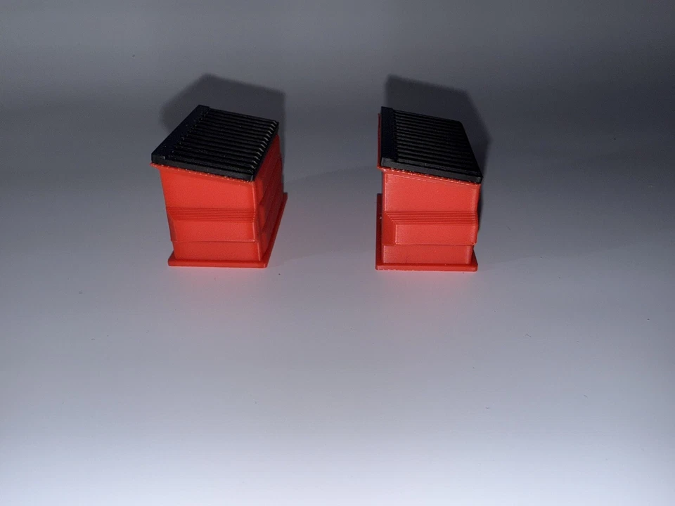 1:48 O Gauge Dumpsters - Red 4pk - Image 3 of 4