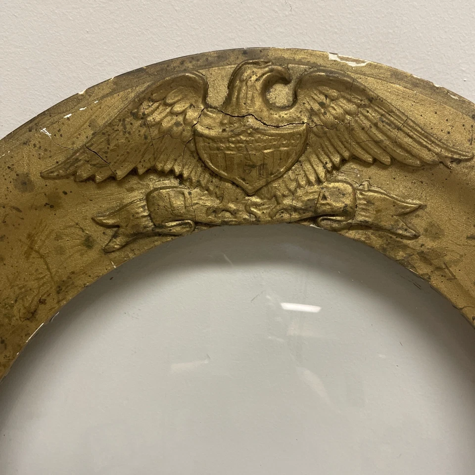 RARO: Moldura oval antiga Federal Eagle & Flags madeira dourada com cúpula de vidro - Imagem 2 de 4