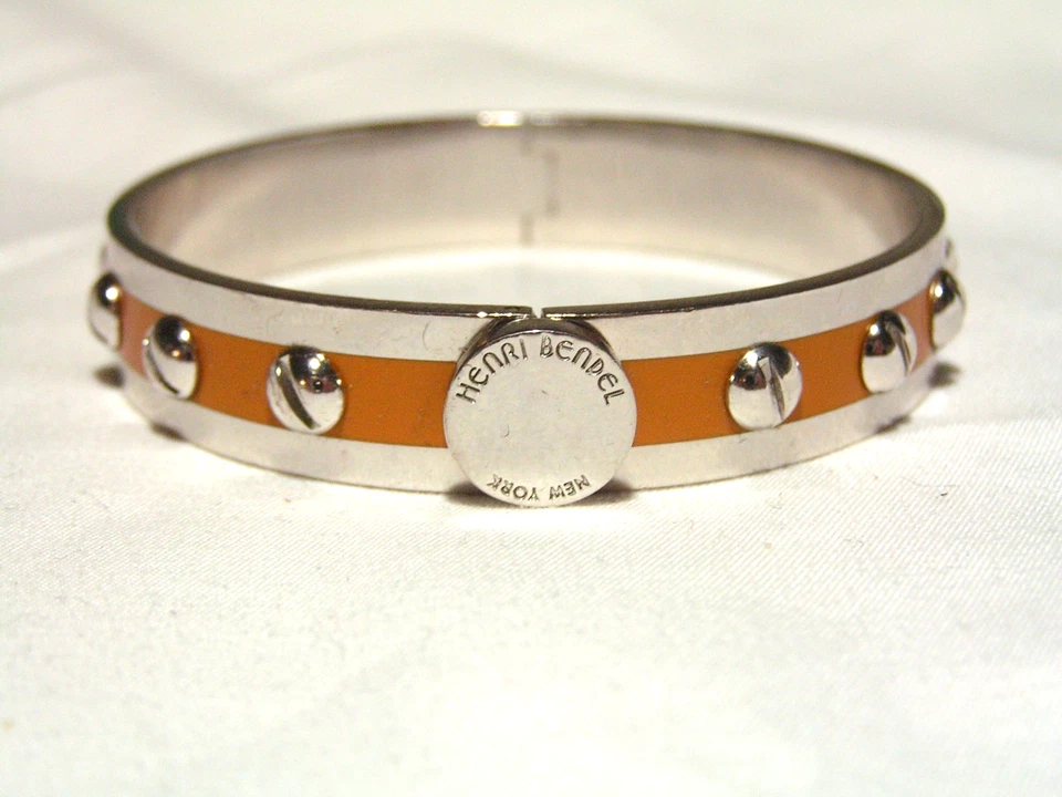 ...HENRI BENDEL...Brazalete Brazalete con Bisagras Diseño Tornillos Tono Plata... Foto 2 de 4