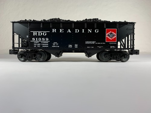 LIONEL 6-17024, LECTURA 2 BAHÍAS 50 TONELADAS TOLVA OFFSET #81089 con carga de carbón, ob (2004) | Condition: Used