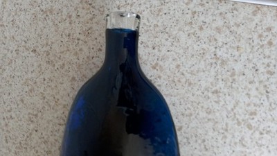 Kobaltblaue Kunstglasflasche flaches Design sehr schwer Höhe: 33 cm