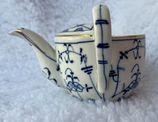 VINTAGE ~ BLUE ONION PORCELAIN "PAP BOAT" INVALID FEEDER ~ MARKED 4868