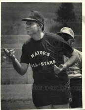 1986 Press Photo Commissioner Vito Sciscioli at Mayor's All-Stars Softball Game