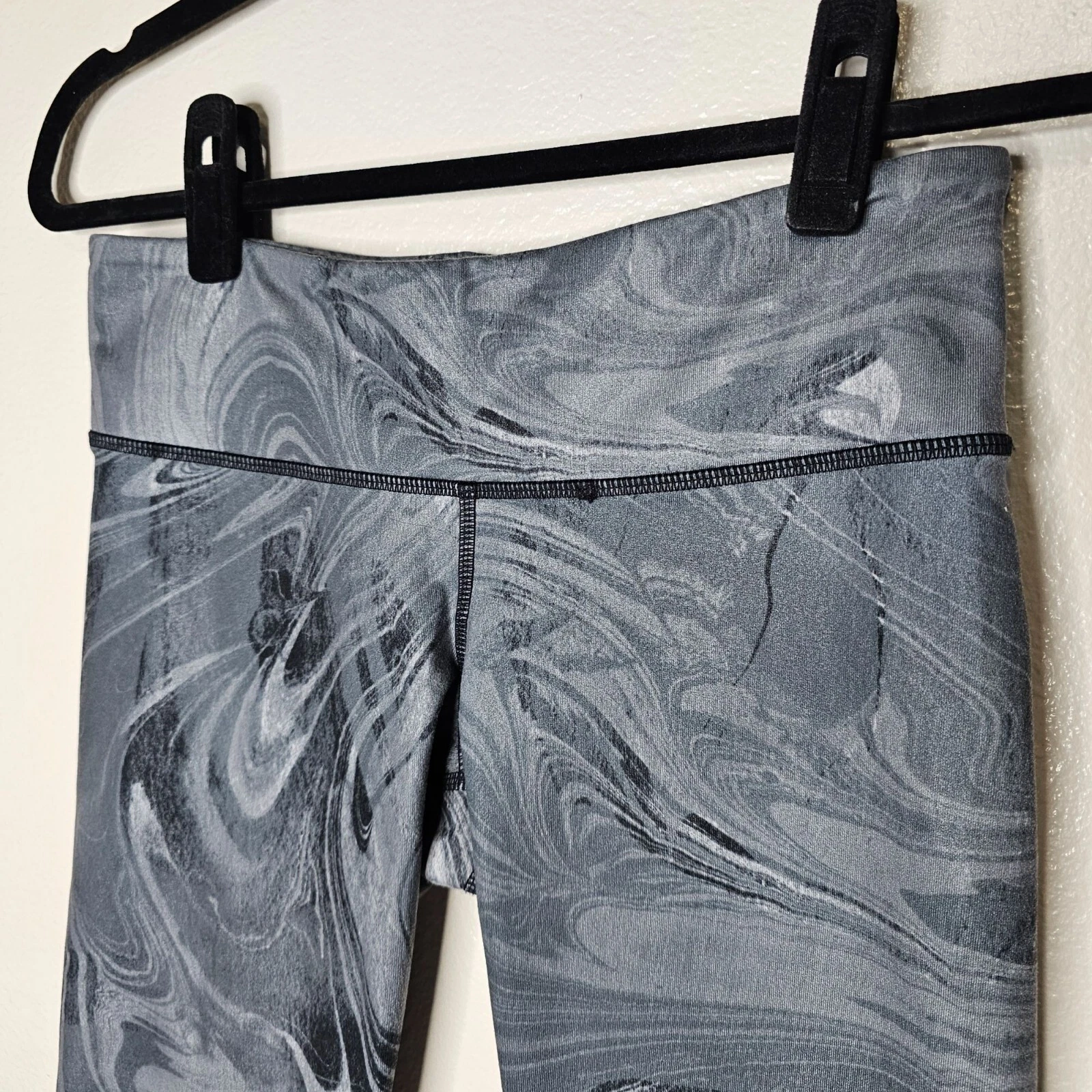 alo-yoga mid rise crop capri athletic marble swirl leggings