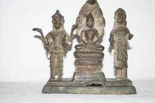 asiatische Figurengruppe drei Männer Replik religöse oder Königsverehrung