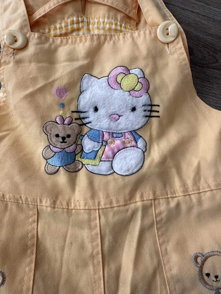 Jersey Hello Kitty de Colección Hecho a Mano con Mochila Unida a Correas  Foto 3 de 4