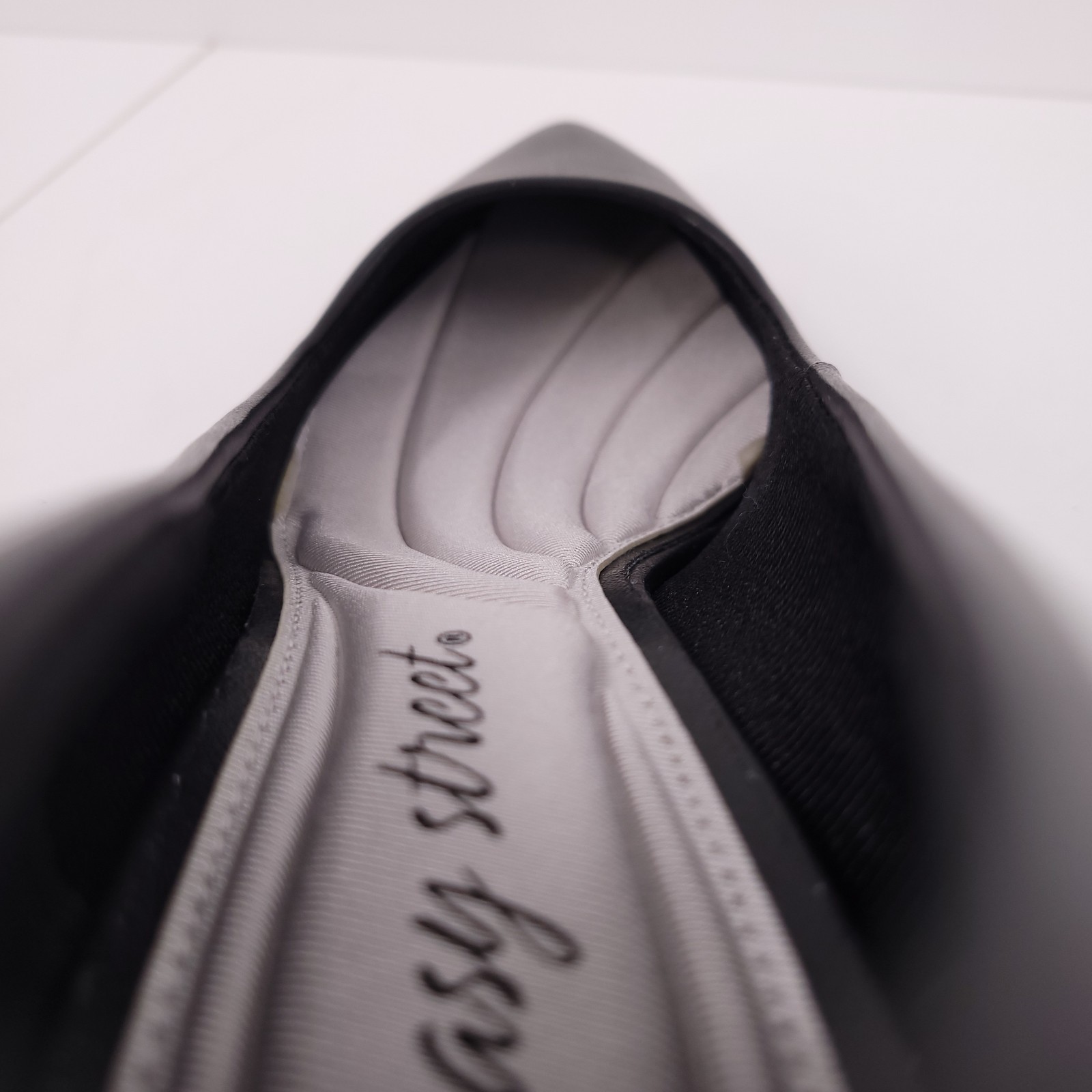 Easy Street Pointe Black Pump Kitten Heel Pointy Toe Shoes Womens 8 M NEW