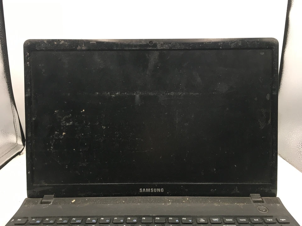 SAMSUNG NP300E5C A07US - PER RICAMBI - INTEL i3-2370M - 4GB RAM - LEGGERE DESCRIZIONE -BB - Immagine 2 di 4